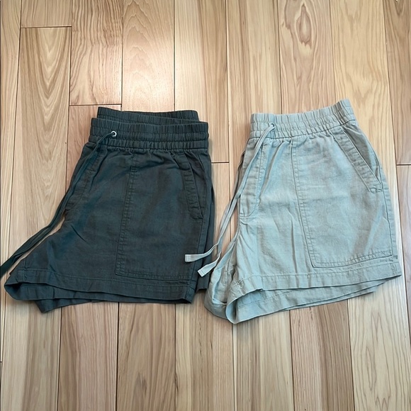 Gap bundle of 2 Green and Tan  women’s Shorts - Picture 1 of 6